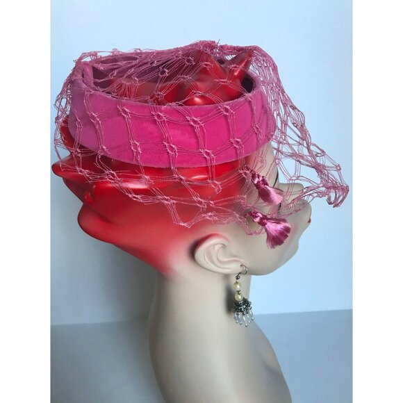Vtg 1950\'s Hot Pink Round Velvet Intricate Netting Hat With Three Tassels Size S main image 10